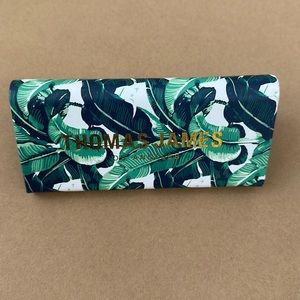 Thomas James Los Angeles Sunglasses Case 3-D with a magnetic closure